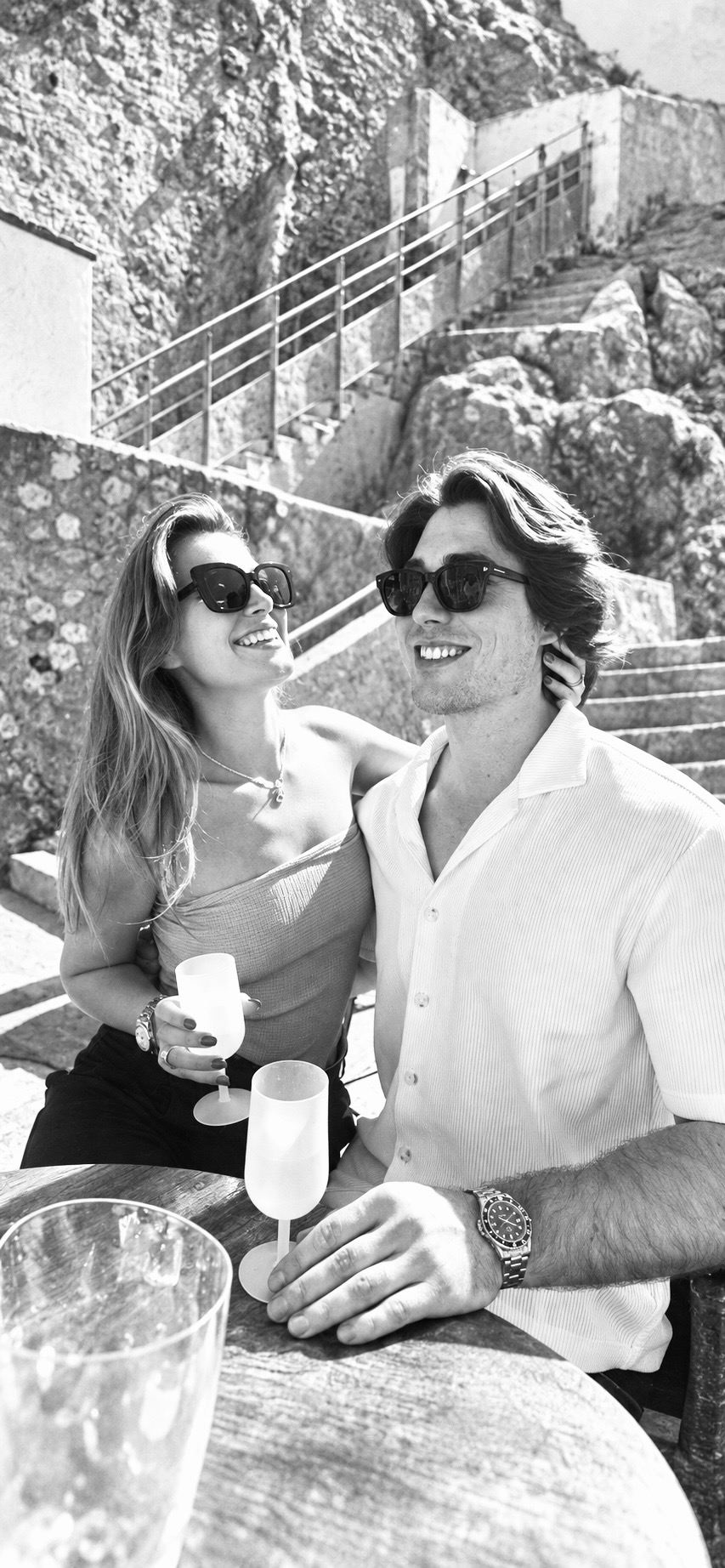 Maud et Thibaud, souriants, un verre à la main